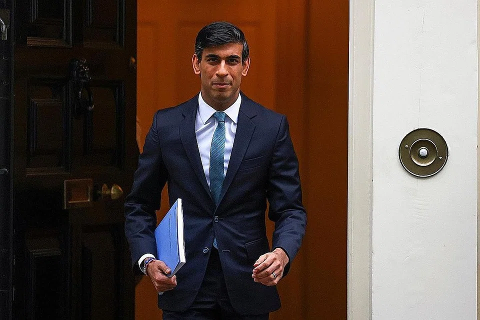 DIBERI TUGAS BARU: Canselor Britain, Encik Rishi Sunak, telah berikrar mencontohi Singapura dengan mengurangkan tembok sekatan yang dikenakan Brussels. - Foto REUTERS