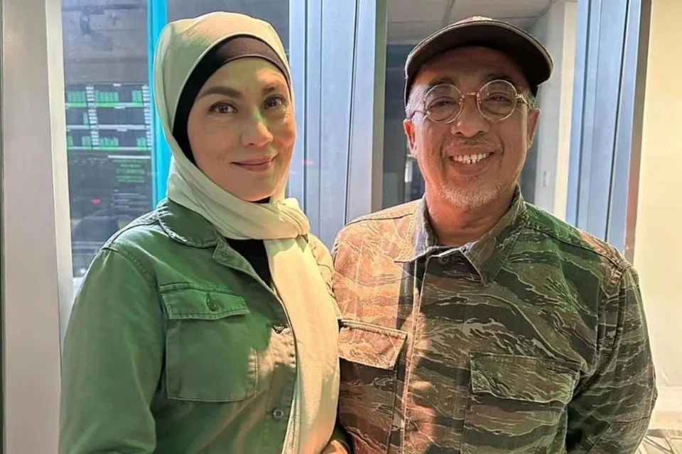 MENYENTUH JIWA RAMAI: Kisah percintaan pelakon dan pengarah Sabri Yunus (kanan) bersama pelakon Angeline Tan hingga ke jenjang pelamin menyentuh perasaan ramai peminat drama seberang.