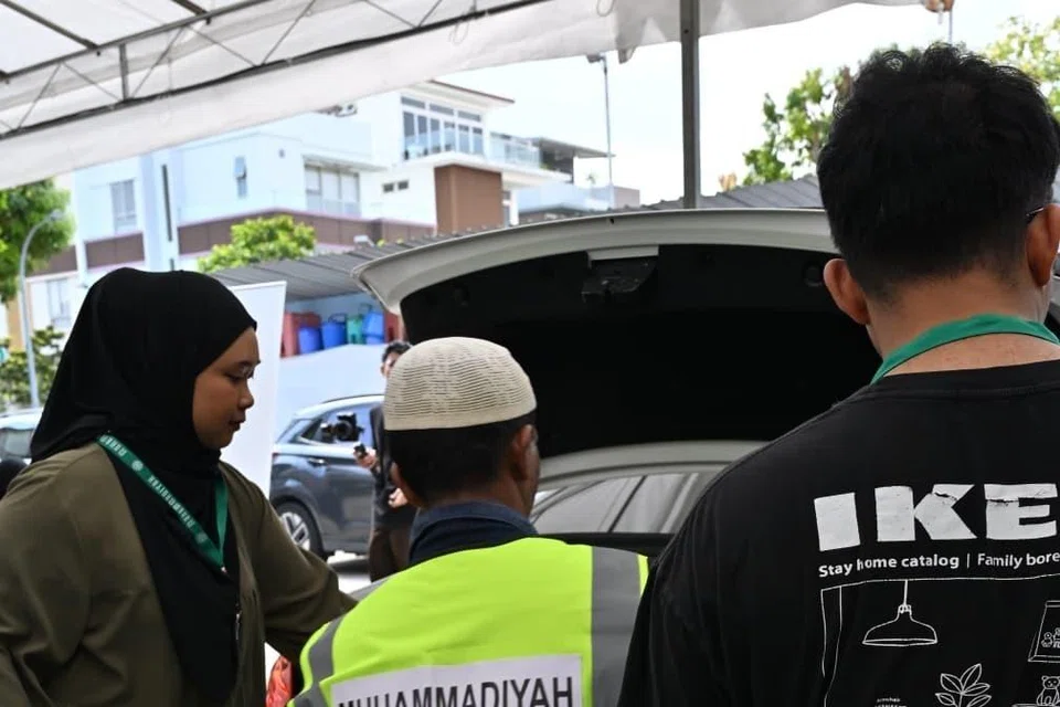 Sekitar 200 sukarelawan terlibat dalam acara pengagihan habuan zakat Persatuan Muhammadiyah, termasuk membantu membungkus hamper dan menghantarnya kepada para penerima bantuan. 