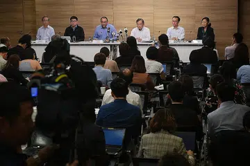 SIDANG AKHBAR: (Dari kiri) Ketua Pegawai Eksekutif Agensi Keselamatan Siber, Encik David Koh; Setiausaha Tetap (Perhubungan dan Penerangan), Encik Gabriel Lim; Menteri Perhubungan dan Penerangan, Encik S. Iswaran; Menteri Kesihatan, Encik Gan Kim Yong; Setiausaha Tetap (Kesihatan), Encik Chan Heng Kee; dan Ketua Pegawai Eksekutif (CEO) Kumpulan SingHealth, Profesor Ivy Ng; di sidang akhbar yang diadakan di bangunan Kementerian Perhubungan dan Penerangan semalam. - Foto BH oleh MARK CHEONG.