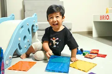anak istimewa, sendi terkunci, sendi kaku, AMC
