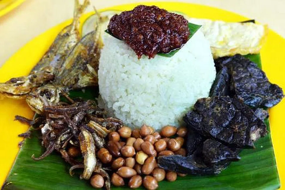 CUKUP BERBALOI DENGAN HARGANYA: Harga bagi nasi lemak ini, yang turut disertakan dengan paru goreng, hanya $3 sepinggan. 