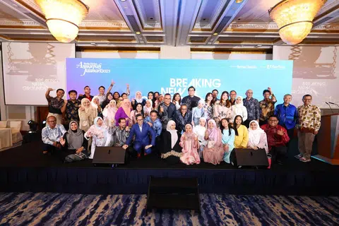 SATU UNTUK KENANGAN: Hampir semua wartawan dan kakitangan BH bergambar di akhir majlis. Akhbar ini mempunyai 58 kakitangan secara keseluruhan yang menerbitkan kandungan berbilang media merentasi wadah digital, media sosial termasuk video dan podcast serta cetak. 