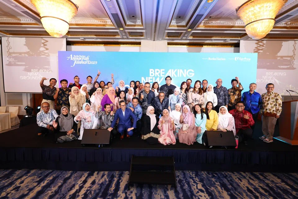 SATU UNTUK KENANGAN: Hampir semua wartawan dan kakitangan BH bergambar di akhir majlis. Akhbar ini mempunyai 58 kakitangan secara keseluruhan yang menerbitkan kandungan berbilang media merentasi wadah digital, media sosial termasuk video dan podcast serta cetak.