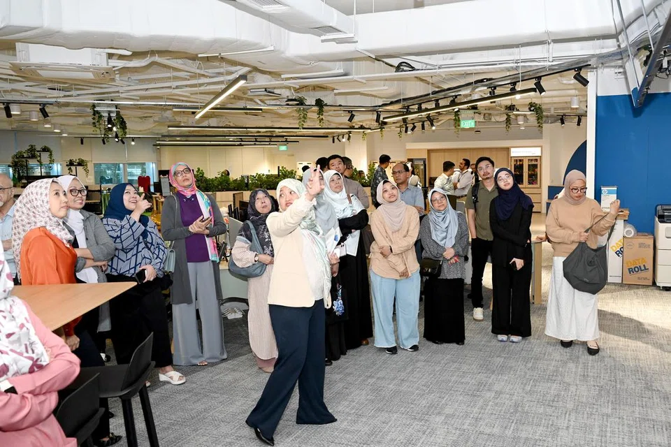 Editor Audiens & Perkembangan, Cik Norhaiza Hashim, beri taklimat mengenai usaha transformasi digital Berita Harian (BH) kepada pertubuhan Melayu/Islam.