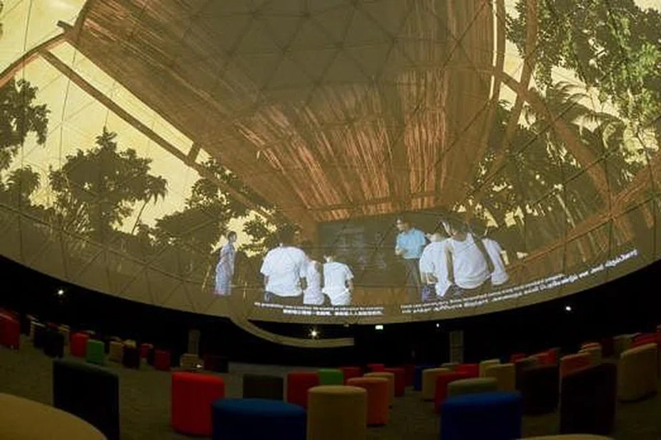 TEATER GENERASI: Tayangan filem pendek bertajuk 'Teater Generasi' ini menceritakan kisah empat rakyat Singapura yang mengambil contoh dan inspirasi dari datuk nenek mereka demi mencapai cita-cita. Uniknya tentang filem ini adalah ia akan ditayangkan dalam unjuran kubah 360 darjah.