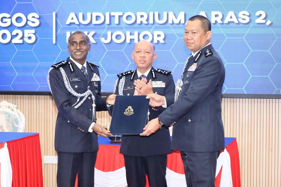 Datuk M Kumar (kiri), menyerahkan nota serah terima tugas kepada Pesuruhjaya Ab Rahaman Arsad (kanan), sambil disaksikan oleh Pengarah Jabatan Pengurusan Polis Diraja Malaysia (PDRM), Datuk Seri Abdul Aziz Abdul Majid.