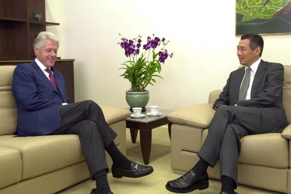 Perdana Menteri, Encik Lee Hsien Loong (kanan), bersama mantan Presiden Amerika Syarikat, Encik Bill Cinton, semasa lawatan Encik Clinton ke Singapura pada 2005.
