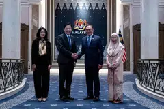 Perdana Menteri Malaysia, Datuk Seri Anwar Ibrahim (dua dari kanan), dan isteri, Datin Seri Dr Wan Azizah Wan Ismail (kanan), menerima kunjungan hormat Perdana Menteri Singapura, Encik Lawrence Wong (dua dari kiri), dan isterinya, Cik Loo Tze Lui, di Kompleks Seri Perdana, Putrajaya. 