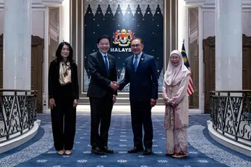 Perdana Menteri Malaysia, Datuk Seri Anwar Ibrahim (dua dari kanan), dan isteri, Datin Seri Dr Wan Azizah Wan Ismail (kanan), menerima kunjungan hormat Perdana Menteri Singapura, Encik Lawrence Wong (dua dari kiri), dan isterinya, Cik Loo Tze Lui, di Kompleks Seri Perdana, Putrajaya. 