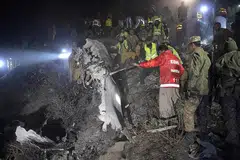 SEMUA HANGUS: Askar Pakistan dan sukarelawan mendapati tiada sesiapa yang masih hidup selepas pesawat penerbangan PK661 terhempas di kampung Saddha Batolni, di wilayah Khyber Pakhtunkhwa, kelmarin. - Foto AFP