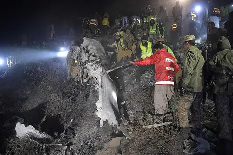 SEMUA HANGUS: Askar Pakistan dan sukarelawan mendapati tiada sesiapa yang masih hidup selepas pesawat penerbangan PK661 terhempas di kampung Saddha Batolni, di wilayah Khyber Pakhtunkhwa, kelmarin. - Foto AFP