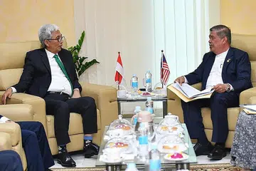 TINGKAT KERJASAMA: Datuk Seri Mohamad Sabu (kanan) bertemu Encik Hermono di Menara Lembaga Pertubuhan Peladang pada Selasa. - Foto FACEBOOK MOHAMAD SABU