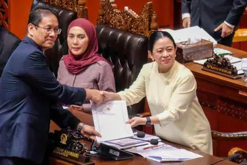 Yang Dipertua Dewan Perwakilan Rakyat (DPR) Indonesia, Puan Maharani (kanan), menerima dokumen daripada Menteri Kewangan, Purbaya Yudhi Sadewa, selepas Parlimen meluluskan rang undang-undang bagi menubuhkan Pusat Kewangan Antarabangsa Indonesia (PFII) di Jakarta pada 21 Julai 2026. Pusat kewangan itu dijangka menarik lebih banyak pelaburan asing, dengan Pulau Bali sebelum ini dicadangkan sebagai lokasi berpotensi.