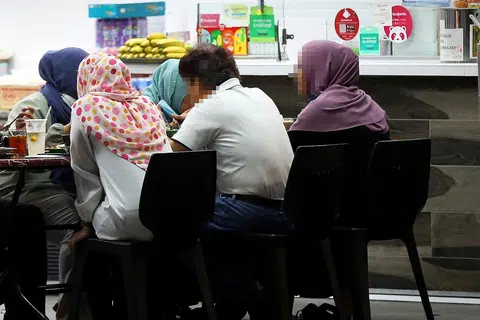 DISIASAT: Sekumpulan lelaki dan wanita ini dipercayai terlibat dalam kes yang didakwa sebagai ajaran sesat dan sedang disiasat polis dan Muis. - Foto fail