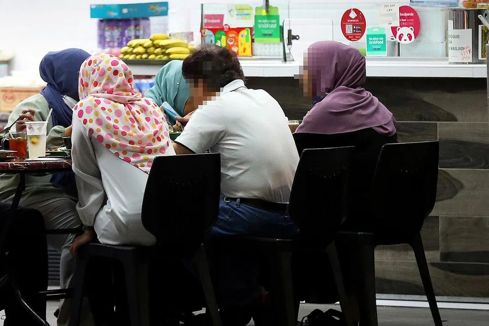 DISIASAT: Sekumpulan lelaki dan wanita ini dipercayai terlibat dalam kes yang didakwa sebagai ajaran sesat dan sedang disiasat polis dan Muis. - Foto fail