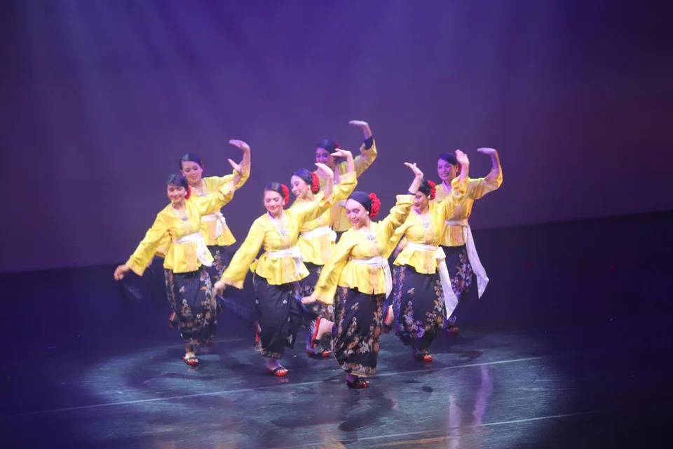 MABUK KEPAYANG: Kumpulan Era Dance Theatre akan mempersembahkan tarian yang merakam perjalanan yang mempesonakan dan rasa seronok individu yang mabuk bercinta. 