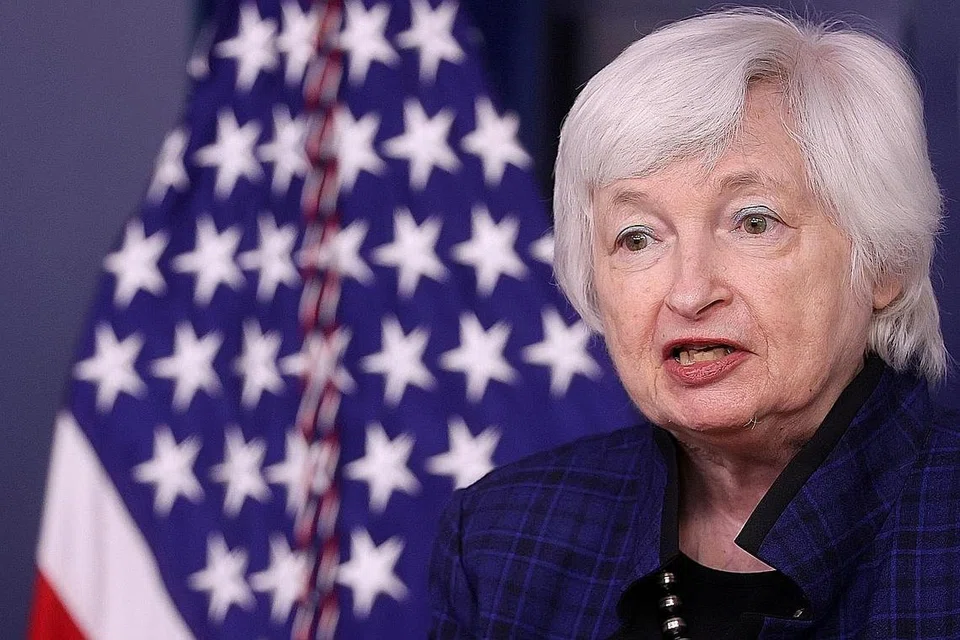 BINCANG KEPRIHATINAN BERSAMA: Encik Liu dan Dr Yellen (atas) semalam, telah bertukar-tukar pandangan. - Foto EPA-EFE,REUTERS