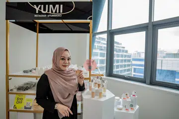 Pengasas With Love Yumi dan YUMI Basics, Cik Yumi Ayummi, menawar pelbagai pilihan produk solekan termasuk bedak asas atau ‘foundation’, pemerah pipi atau ‘blusher’, bulu mata palsu, celak mata dan celak kening. 