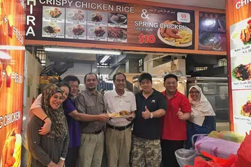 USAHA MAHU BERDIKARI: Encik Shamsul Kamar (empat dari kanan) dan Ustaz Rasman (lima dari kanan) bersama beberapa pemimpin akar umbi Kakit Bukit ketika perasmian gerai nasi ayam Persatuan Hira di Bedok North Sabtu lalu. - Foto PERSATUAN HIRA