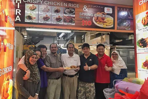 USAHA MAHU BERDIKARI: Encik Shamsul Kamar (empat dari kanan) dan Ustaz Rasman (lima dari kanan) bersama beberapa pemimpin akar umbi Kakit Bukit ketika perasmian gerai nasi ayam Persatuan Hira di Bedok North Sabtu lalu. - Foto PERSATUAN HIRA