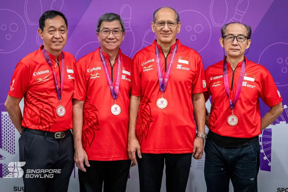 (Dari kiri) Steven Ang, Philip Tang, Adam Chew, dan Rick Tan meraih pingat gangsa pada acara kumpulan kategori lelaki lebih senior.