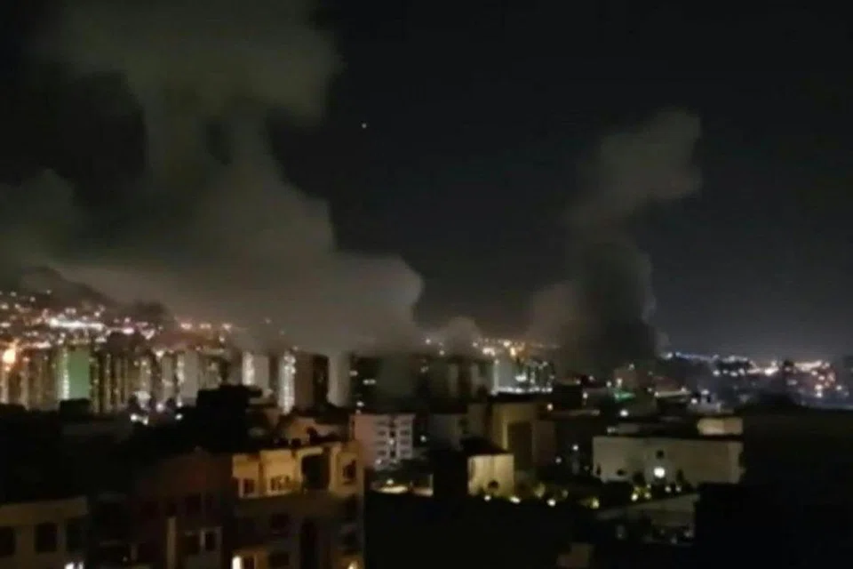 Imej tangkap layar ini diambil daripada rakaman video UGC yang disiarkan oleh TV Iran pada 13 Jun 2025, menunjukkan apa yang digambarkan oleh siaran televisyen sebagai kepulan asap akibat letupan, susulan pengumuman Israel bahawa mereka telah melancarkan serangan ke atas tapak nuklear dan ketenteraan di Republik Islam Iran. Perdana Menteri Israel, Benjamin Netanyahu, dalam satu kenyataan video pada awal pagi 13 Jun menyatakan bahawa Israel telah melancarkan serangan ke atas Iran, dan operasi ketenteraan tersebut akan “diteruskan selama mana yang diperlukan.”