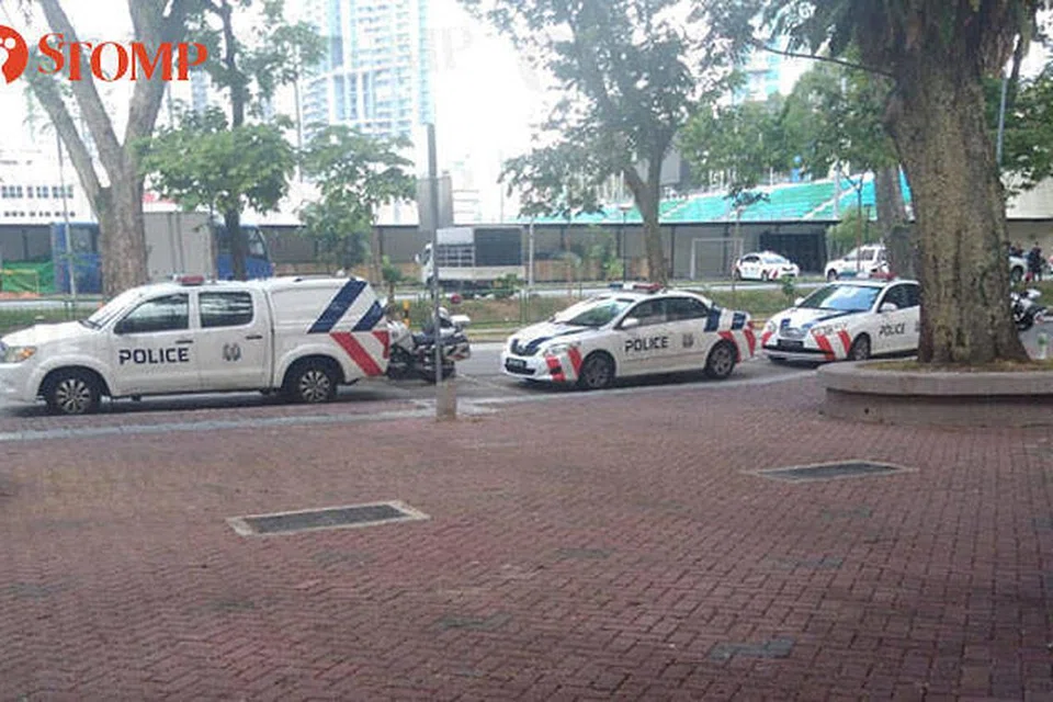 Seorang penunggang motosikal telah pecut setelah diperiksa Polis Trafik berdekatan Kallang Road, menuju ke arah Victoria Street pada 16 November. - Foto STOMP