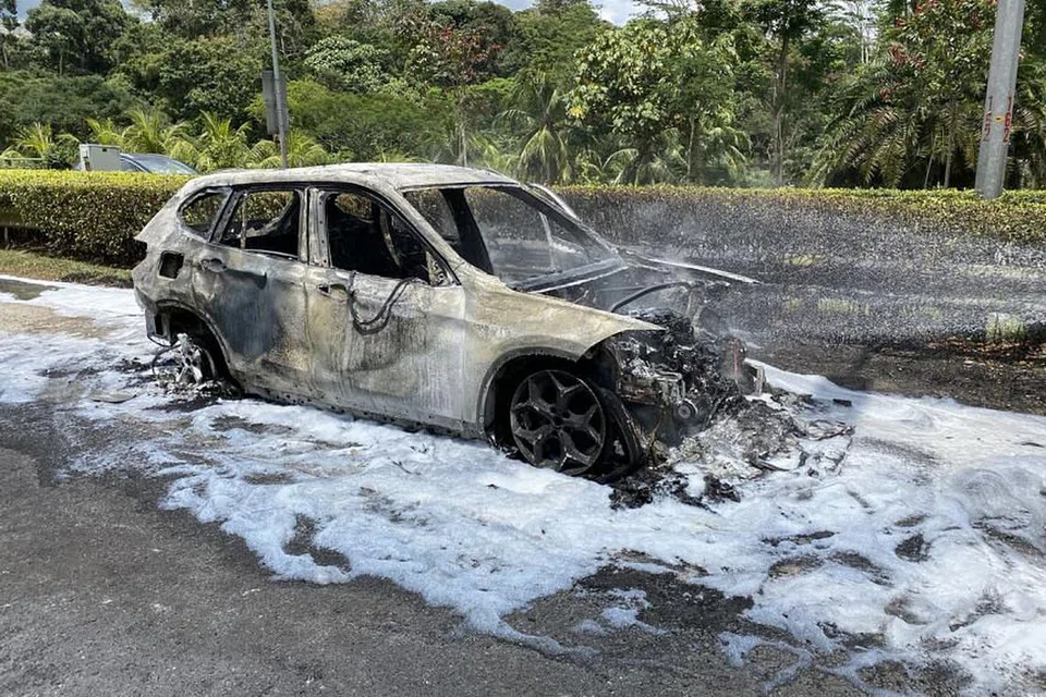 Kereta kepunyaan Encik Lester Cher ini telah terbakar semasa beliau memandu di Lebuhraya Bukit Timah pada 6 Mac lalu. Jumlah kebakaran kenderaan semakin berkurangan di Singapura, menurut perangkaan SCDF. 