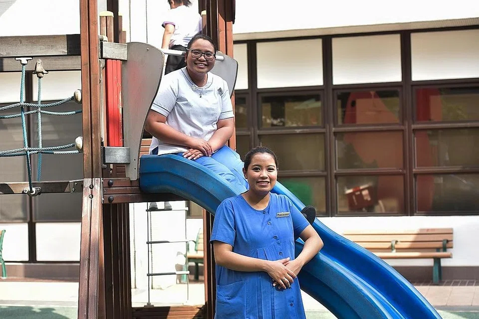 TUKAR HALUAN: Cik Noorleeyahti Ramjudi (kiri), 39 tahun, dan Cik Nurul'aien Ramjudi, 30 tahun, beralih kerjaya untuk menjadi seorang jururawat. - Foto BH oleh LEE JIA WEN