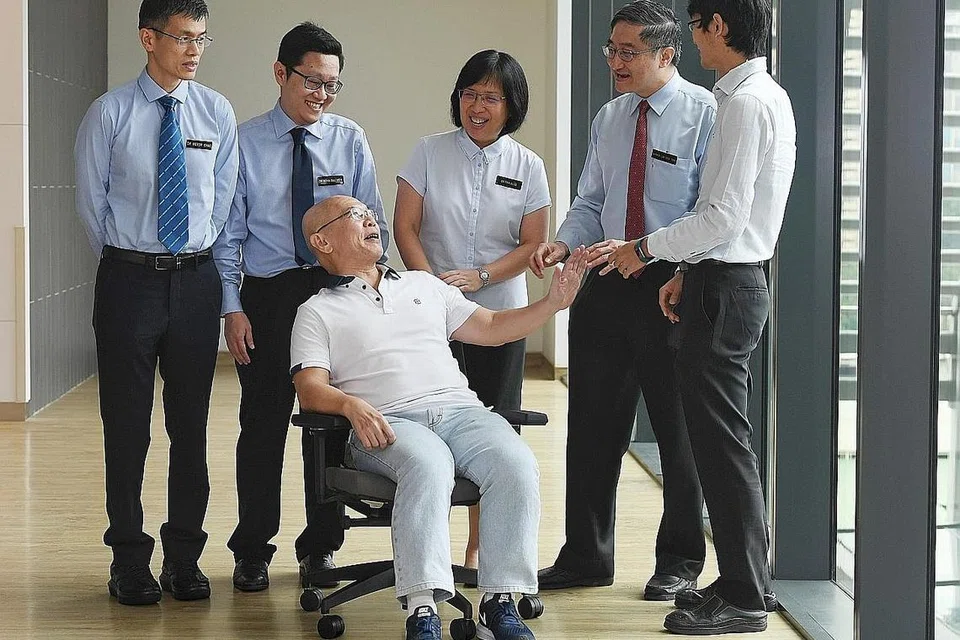 DAPAT KEMBALI AKTIF: Encik Ong (duduk) yang dapat kembali aktif bersama (dari kiri) Perunding Kanan, Jabatan Pembedahan Kardiotorasik, NHCS, Penolong Profesor Victor Chao; Perunding Jabatan Perubatan Pernafasan dan Penjagaan Kritikal, SGH, Dr Sewa Duu Wen; Perunding Kanan, Jabatan Kardiologi, NHCS; Penolong Profesor Tan Ju Le; Profesor Madya Lim Soo Teik dan Perunding Bersekutu, Jabatan Kardiologi, NHCS, Dr Jonathan Yap. - Foto BH oleh KHALID BABA