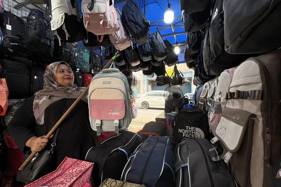 Peniaga pelbagai jenis beg di Bazar Jalan Melayu, dekat Jalan Masjid India, Kuala Lumpur, Cik Siti Norasmija Abu Samah, 36 tahun. 
