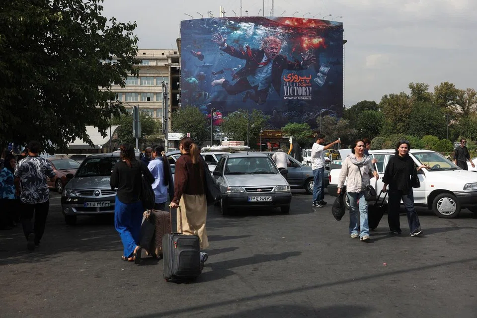 Orang ramai berjalan berhampiran papan iklan memaparkan Presiden Amerika Syarikat, Encik Donald Trump, di sebuah bangunan di Teheran, Iran, pada 22 Ogos 2026. Ketegangan antara Teheran dengan Washington kembali meningkat ketika Iran merancang mengenakan bayaran ke atas kapal dagang yang melalui Selat Hormuz dan memberi amaran kapal yang melanggar peraturan transitnya boleh didenda, ditahan atau dirampas. Amerika pula merancang mengenakan sekatan ekonomi lebih ketat terhadap Iran ketika rundingan mengenai aturan pelayaran di laluan strategik itu masih menemui jalan buntu.