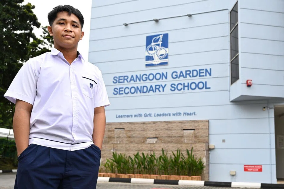 Sebagai anak sulung dalam keluarga lima beradik, Adly Rizky Amzah, terpaksa memikul peranan sebagai ketua keluarga selepas ayahnya disahkan menghidap barah paru-paru pada 2023. Walaupun berdepan ujian itu, remaja ini tetap cekal dan merupakan antara pelajar yang menerima keputusan peperiksaan Sijil Am Pelajaran (GCE) Peringkat ‘N’ pada 18 Disember.