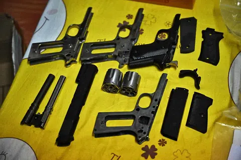 DIRAMPAS: Polis Thai merampas peralatan pistol dalam serbuan pihak polis ke atas sebuah rumah di Bangkok, Thailand pada Khamis, sebagai sebahagian daripada tindakan polis terhadap penjualan senjata api haram berikutan serangan tembakan di pusat beli-belah Siam Paragon.