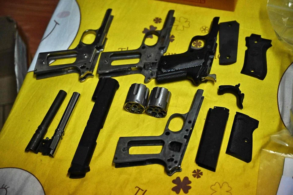 DIRAMPAS: Polis Thai merampas peralatan pistol dalam serbuan pihak polis ke atas sebuah rumah di Bangkok, Thailand pada Khamis, sebagai sebahagian daripada tindakan polis terhadap penjualan senjata api haram berikutan serangan tembakan di pusat beli-belah Siam Paragon.