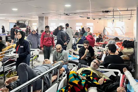 KEADAAN AMAT TERDESAK: Gambar yang diedarkan Pertubuhan Kesihatan Sedunia (WHO) pada 16 Disember menunjukkan rakyat Palestin yang cedera akibat perang, menunggu giliran untuk dirawat di Hospital al-Shifa yang sesak dengan pesakit.