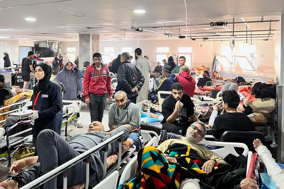 KEADAAN AMAT TERDESAK: Gambar yang diedarkan Pertubuhan Kesihatan Sedunia (WHO) pada 16 Disember menunjukkan rakyat Palestin yang cedera akibat perang, menunggu giliran untuk dirawat di Hospital al-Shifa yang sesak dengan pesakit.