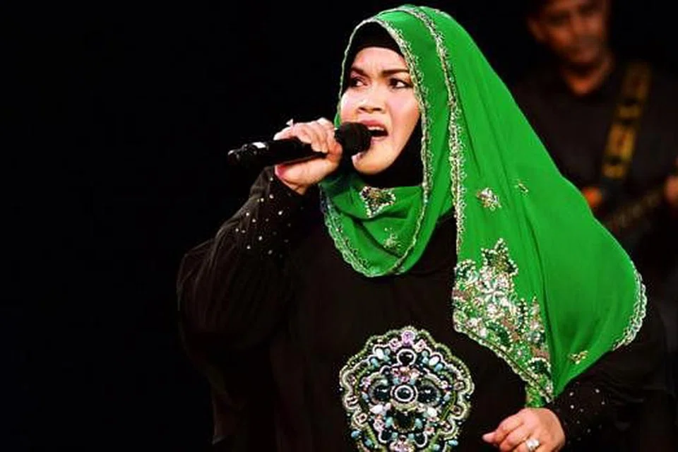 VOKAL BERTENAGA DIKEKALKAN: Aishah yang memiliki suara merdu bak buluh perindu masih mengekalkan keupayaannya menarik suara tetapi deria humornya yang mempesona sepanjang konsert 'Live With Aishah', Sabtu lalu. - Foto KHALID BABA