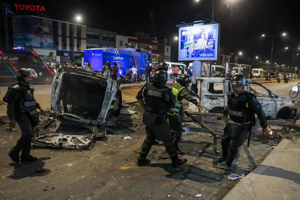 Anggota pasukan keselamatan membersihkan serpihan berhampiran kenderaan yang dibakar semasa demonstrasi anak muda menuntut pembaharuan sektor kesihatan dan pendidikan di Sale pada 1 Oktober 2025. Dua orang terbunuh apabila pegawai polis melepaskan tembakan ke arah sekumpulan individu yang cuba “menyerbu” balai polis di Maghribi pada hari sama, lapor media rasmi, ketika protes  yang kadangkala bertukar ganas menggoncang negara Afrika Utara itu. Demonstrasi tersebut digerakkan oleh kumpulan GenZ 212, sebuah kolektif baharu yang menggunakan platform Discord dan masih tidak diketahui penganjurnya