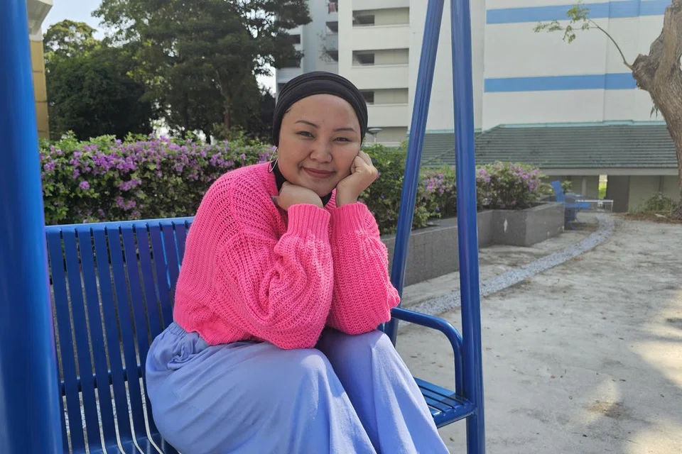 Pelakon dan pempengaruh, Ateeqah Mazlan, menggunakan peralatan yang sering digunakan untuk membuat kandungan digitalnya dan bahan yang ada di rumah untuk menghasilkan video bermanfaat untuk kanak-kanak. 