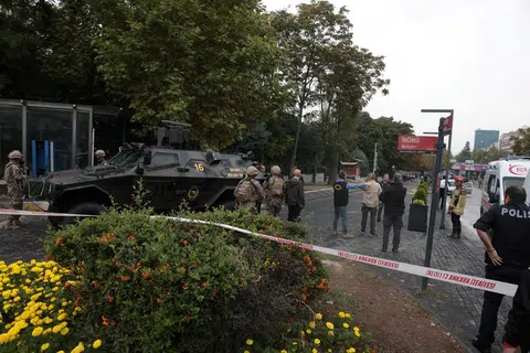 ANKARA BOM: Pengeboman yang berlaku berhampiran bangunan Kementerian Dalam Negeri Turkey  pada 1 Oktober mengakibatkan dua pegawai polis cedera.