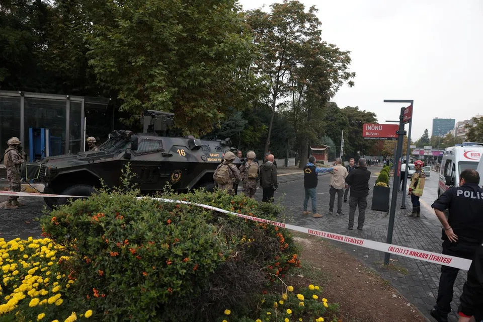 ANKARA BOM: Pengeboman yang berlaku berhampiran bangunan Kementerian Dalam Negeri Turkey  pada 1 Oktober mengakibatkan dua pegawai polis cedera.