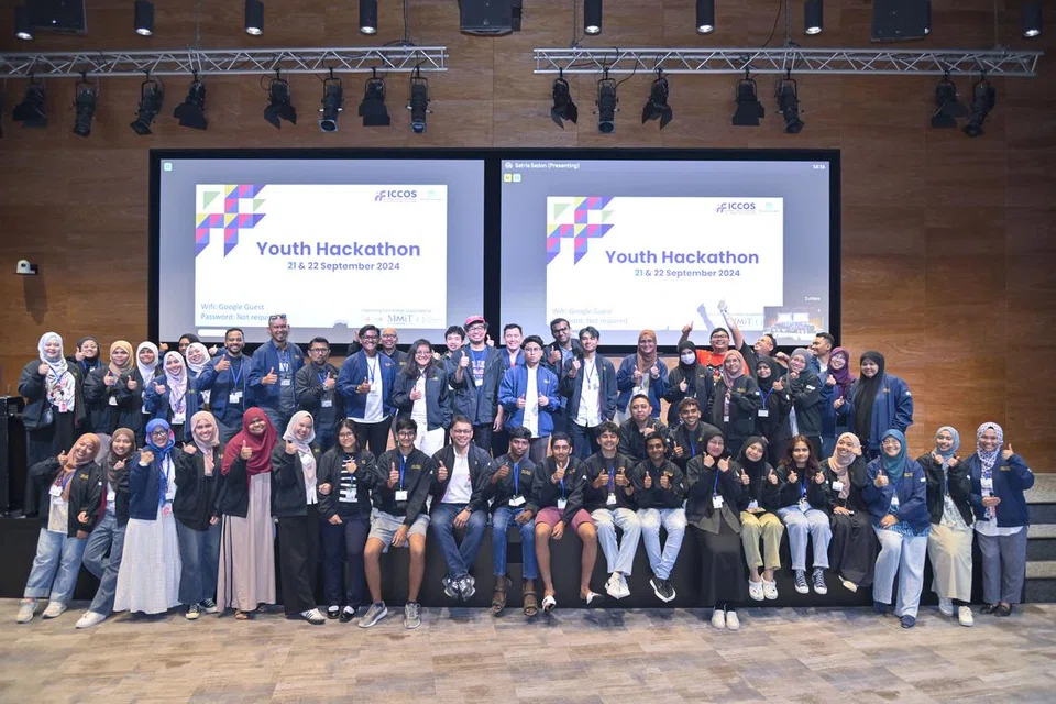 Para peserta ‘Hackathon Belia’ bergambar beramai-ramai sebagai kenangan.