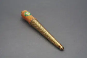 ARTIFAK SEGARKAN INGATAN: Alat penimbang permata dan berlian dan juga kayu pengukur cincin milik Haji Ahmad Jamal Haij Mohd Hassan. - Foto IHSAN FAUZIAH JAMAL. 