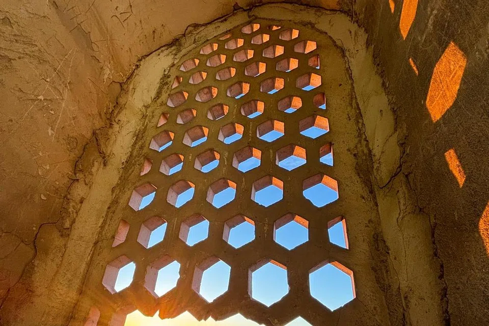 Menara Hotel Polvon Qori menunjukkan pemandangan sekitar Inchan Kalan, Khiva, Uzbekistan.