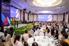 Menteri Pembangunan Sosial dan Keluarga, Encik Masagos Zulkifli Masagos Mohamad (kiri), melancarkan empat anugerah baru yang bertujuan mengiktiraf pelbagai karyawan dalam perkhidmatan sosial semasa Forum ‘Social Service Tribe’ yang diadakan di Hotel Furama Riverfront pada 23 Januari.