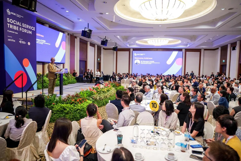 Menteri Pembangunan Sosial dan Keluarga, Encik Masagos Zulkifli Masagos Mohamad (kiri), melancarkan empat anugerah baru yang bertujuan mengiktiraf pelbagai karyawan dalam perkhidmatan sosial semasa Forum ‘Social Service Tribe’ yang diadakan di Hotel Furama Riverfront pada 23 Januari.