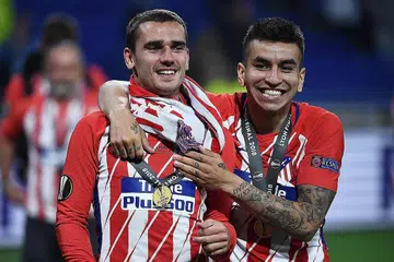 PIKUL TUGAS BERAT: Dengan ketiadaan Antoine Griezmann (kiri) di pertandingan ICC di Singapura, Angel Correa dijangkan diberikan tugas memikul barisan serangan Atletico oleh pengurus mereka, Diego Simeone. - Foto AFP