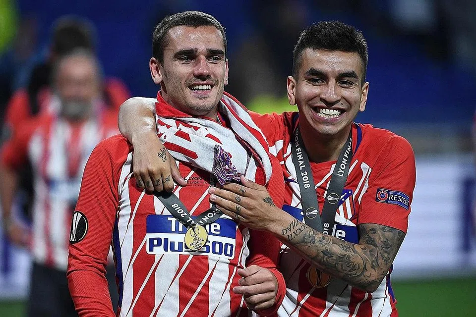 PIKUL TUGAS BERAT: Dengan ketiadaan Antoine Griezmann (kiri) di pertandingan ICC di Singapura, Angel Correa dijangkan diberikan tugas memikul barisan serangan Atletico oleh pengurus mereka, Diego Simeone. - Foto AFP
